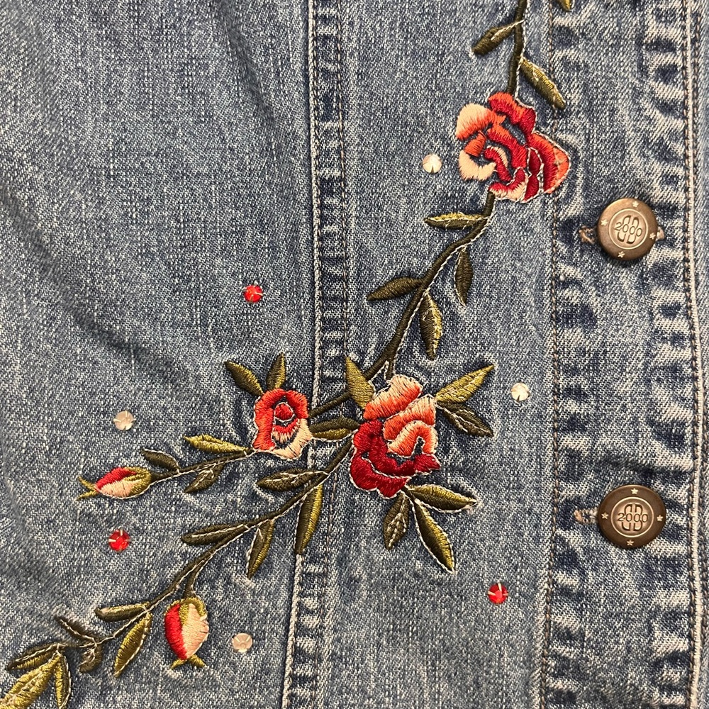 Bill Blass Blue Denim Vest with Red Floral Design - Picture 3 of 11